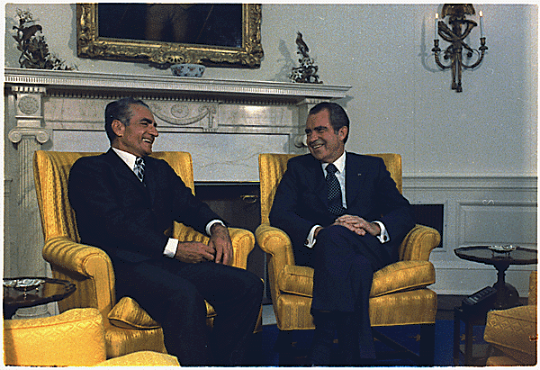 Mohammad Reza speaks with Richard Nixon in the Oval Office, 1973