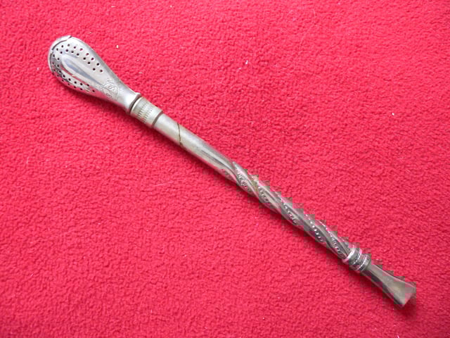 A typical bomba/bombilla or straw