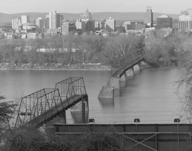 Western span of the Walnut Street Bridge crossing the Susquehanna River, after it collapsed during the 1996 flood.
