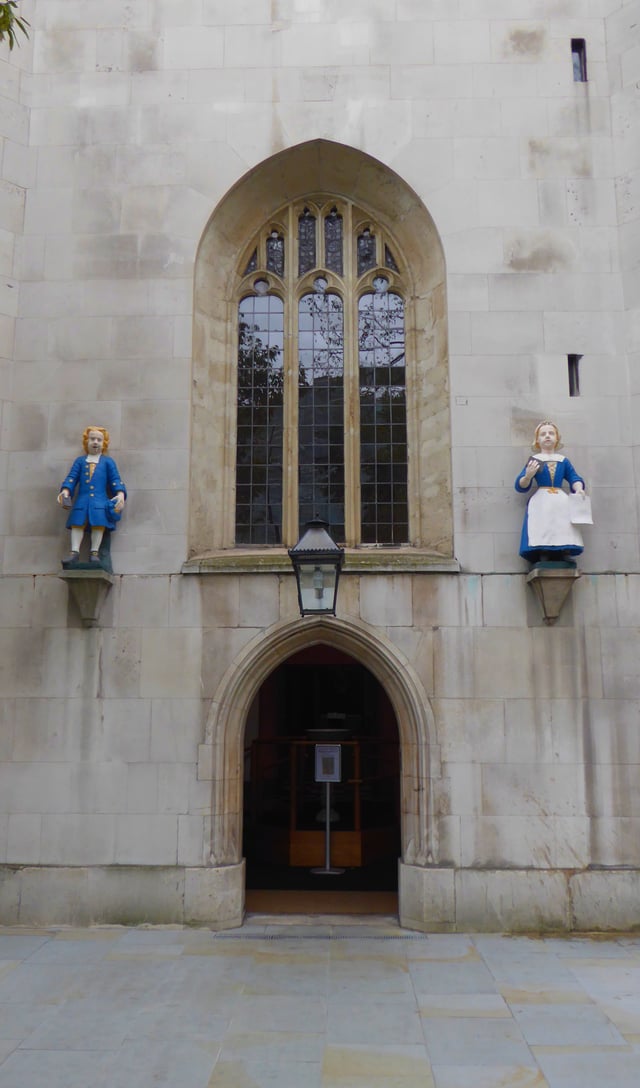 The same statues from the Foundling Hospital located in Hatton Garden are above the side door of St Andrew Holborn. Thomas Coram is buried here, his remains were translated from his foundation in the 1960s