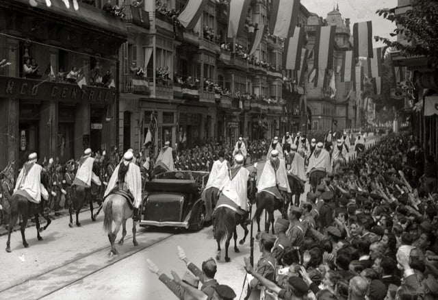 Franco arriving in San Sebastián in 1939, escorted by the Moorish Guard.