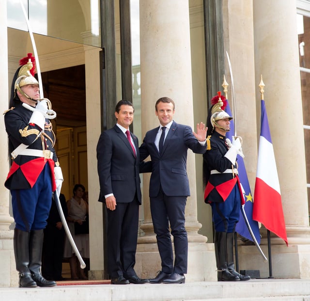 Peña Nieto at the Élysée Palace with French President Emmanuel Macron, 2017