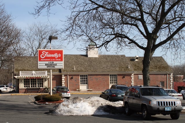 Friendly's in Unionville, Connecticut in March 2008 (closed in December 2014)