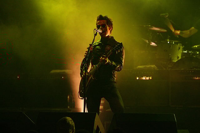 Jones playing his Gibson Les Paul Goldtop.