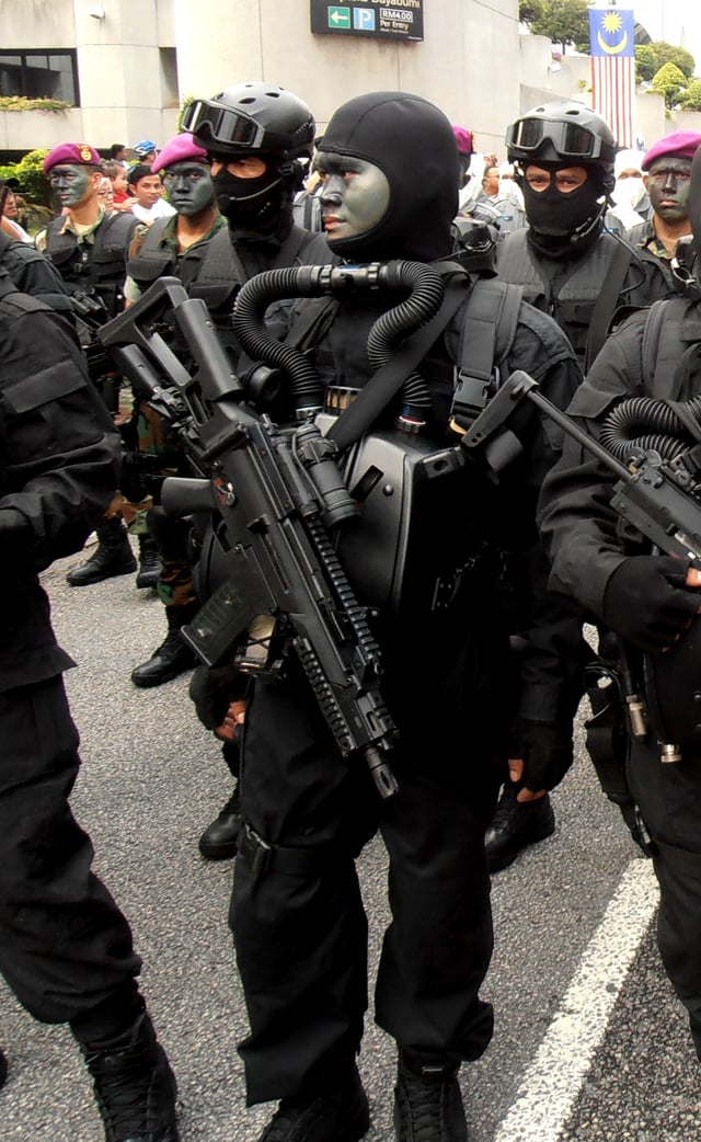 A Malaysian Navy diver from PASKAL armed with a G36C in 57th Malaysian National Day. It is configured with birdcage flash suppressor and a buttstock short with cheek rest.