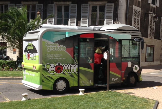 The free shuttle bus, Coxitis, circles the city centre