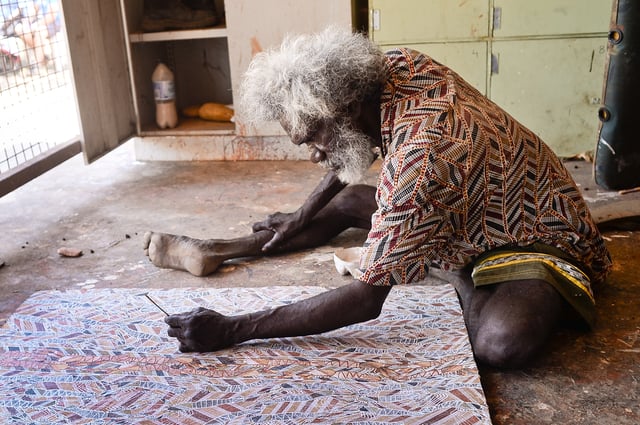 Arnhem Land artist Glen Namundja painting at Injalak Arts