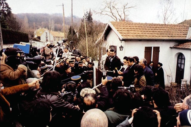 Ayatollah Khomeini at Neauphle-le-Château surrounded by journalists