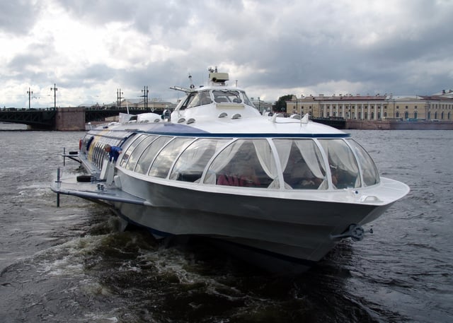 Hydrofoil docking in St.Petersburg upon arrival from Peterhof Palace (2008).