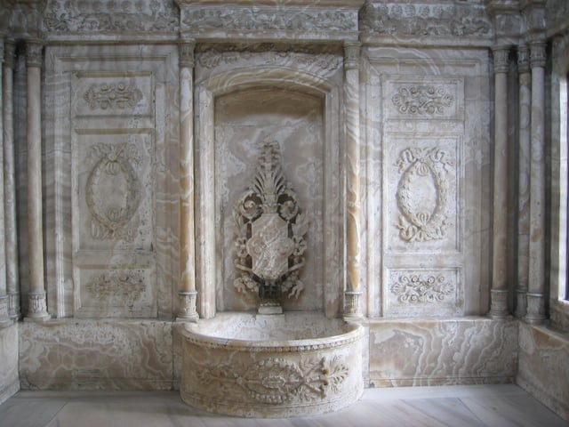 Sultan's hamam decorated with Egyptian alabaster