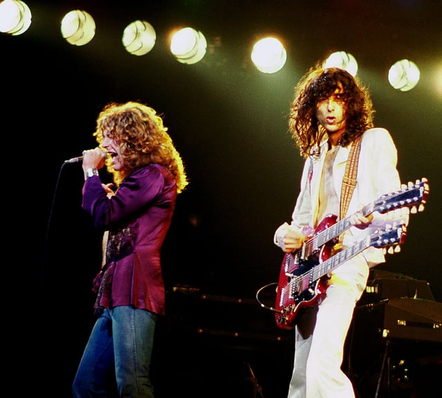 Plant and Page performing in Chicago Stadium in Chicago on 10 April 1977, during Led Zeppelin's last North American tour.