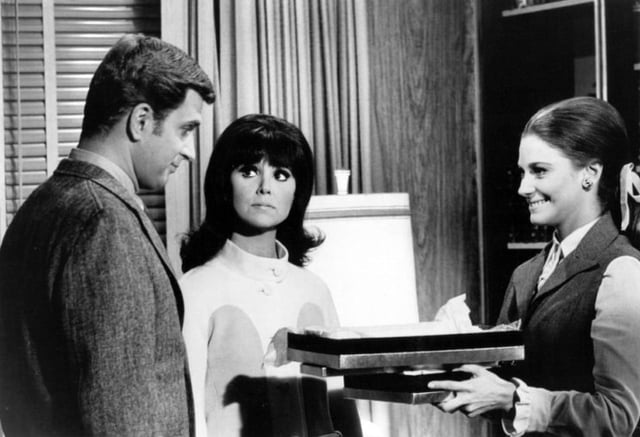 Thomas (center) with co-star Ted Bessell (left) and guest star Mary Frann (right), in a 1968 photo from That Girl