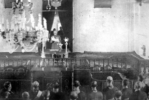 Reza Shah addressing Iranian parliament, 1939