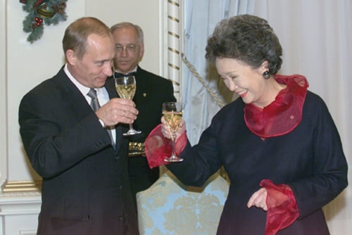 Governor General Adrienne Clarkson (right) toasts Russian president Vladimir Putin in the ballroom of Rideau Hall, 18 December 2000