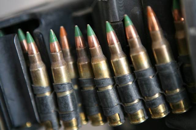 M855 and M856 cartridges in an ammunition belt using M27 disintegrating links.