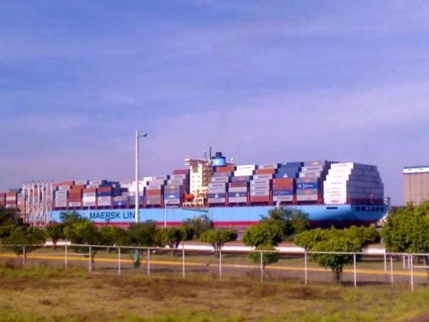 Cargo ship at the Lázaro Cárdenas port