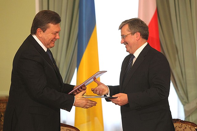 Yanukovych with Poland's President Bronisław Komorowski, 3 February 2011