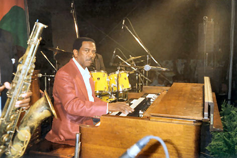 Jimmy Smith's use of the Hammond organ in the 1950s gave him commercial success and influenced other notable organists