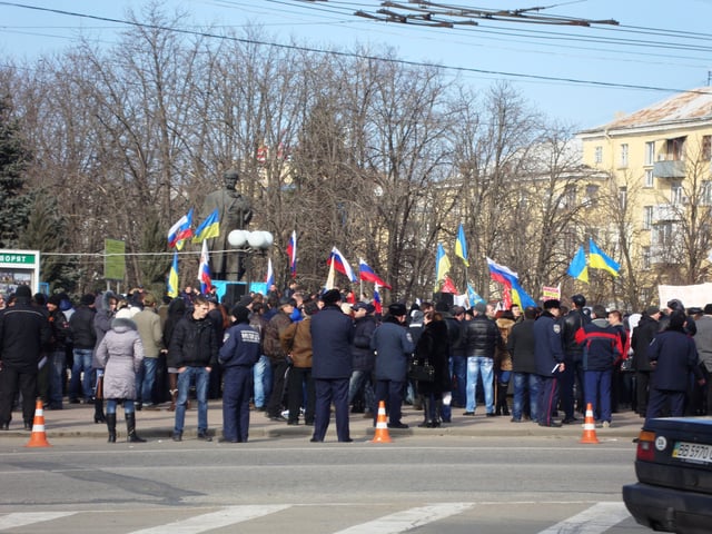 Protesters around a statue of Taras Shevchenko on Heroes Square in Luhansk, waving both Russian and Ukrainian flags, 1 March 2014