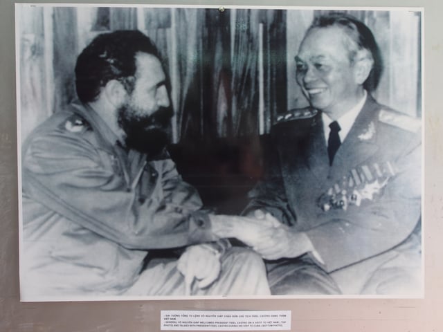 Fidel Castro meeting with Võ Nguyên Giáp at the Vietnam Military History Museum