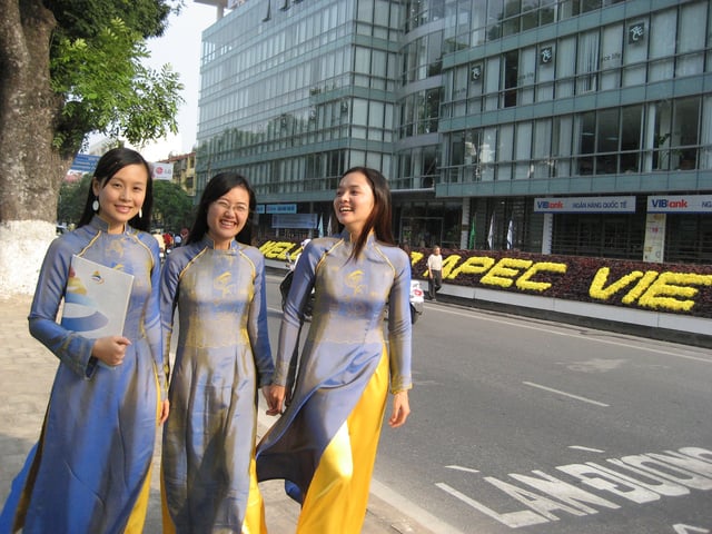 Vietnamese women wearing traditional costume Áo dài during APEC Summit 2006