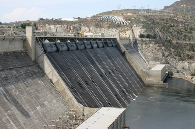 The Grand Coulee Dam is an example of a solid gravity dam.