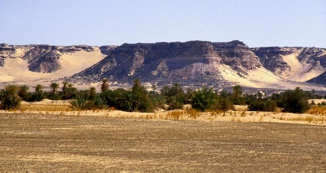 The Kaouar escarpment, forming an oasis in the Ténéré desert.