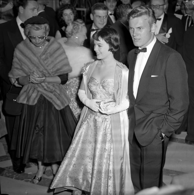 Natalie Wood (center, with Tab Hunter) and Louella Parsons wear ballerina-length evening gowns at the Academy Awards, 1956.