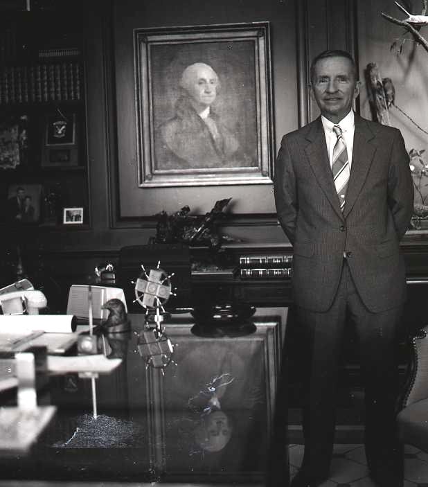 Perot with a portrait of George Washington in his office in 1986