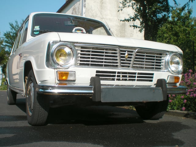 1971 Renault 6 1100, pre-facelift model with additional grille