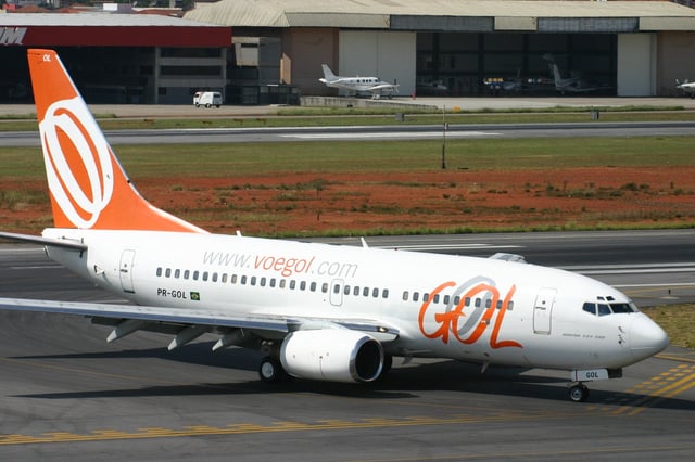 The Boeing 737-700 airplane used in GOL's second commercial flight, showing the company's brand.