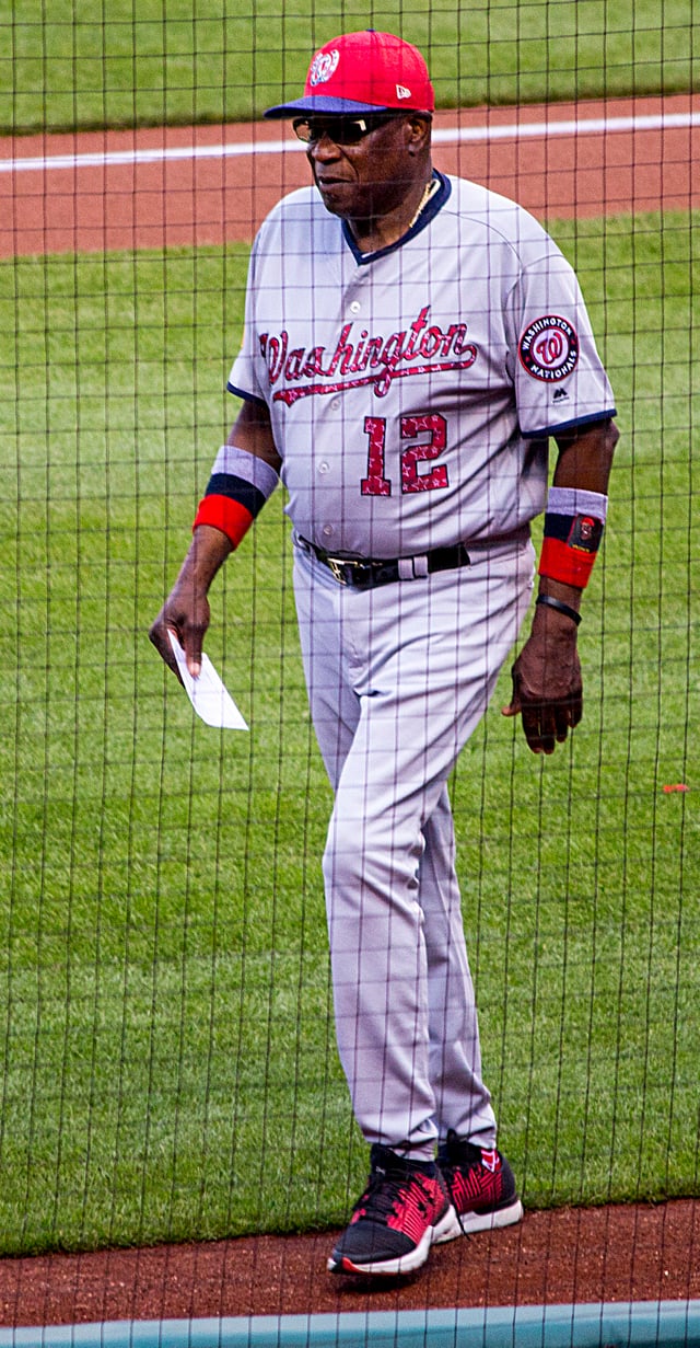 Baker managing the Nationals in 2017.