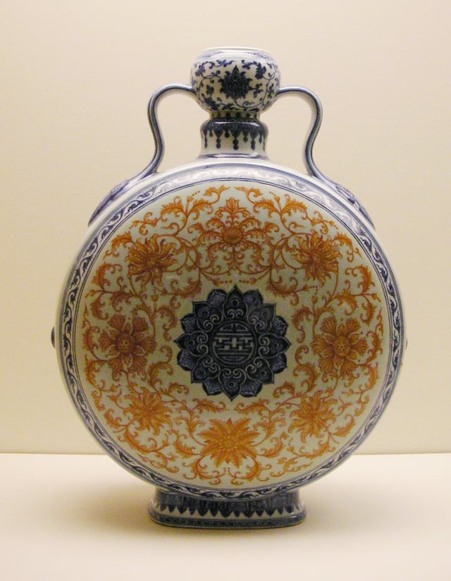Pilgrim flask, porcelain with underglaze blue and iron-red decoration. Qing dynasty, Qianlong period in the 18th century.