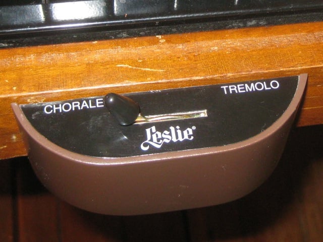 A "half-moon"-shaped switch for changing the speed of a Leslie speaker
