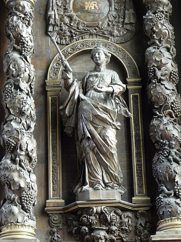 The statute of Béla's youngest daughter, Margaret, who died as a Dominican nun and was canonized in 1943, on the Minorites' Church in Saint-Pol-de-Léon in France