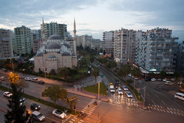 A view of Turgut Özal Boulevard in Çukurova.