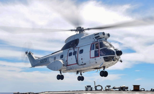 A contracted Puma resupplies the USS Benfold for the US Navy Sealift Command