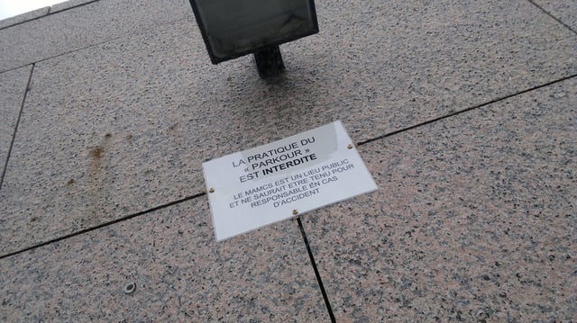 A notice on a wall of the Strasbourg Museum of Modern and Contemporary Art in 2012 prohibiting parkour (removed in 2018).