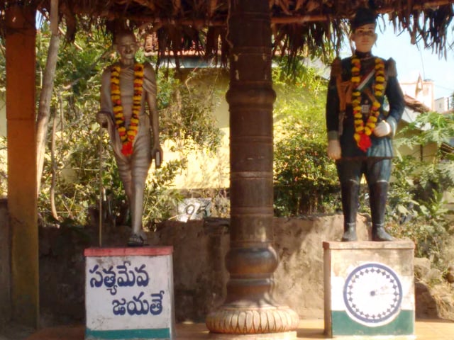 Mahatma Gandhi and Nethaji Gari statues, Dharmavaram