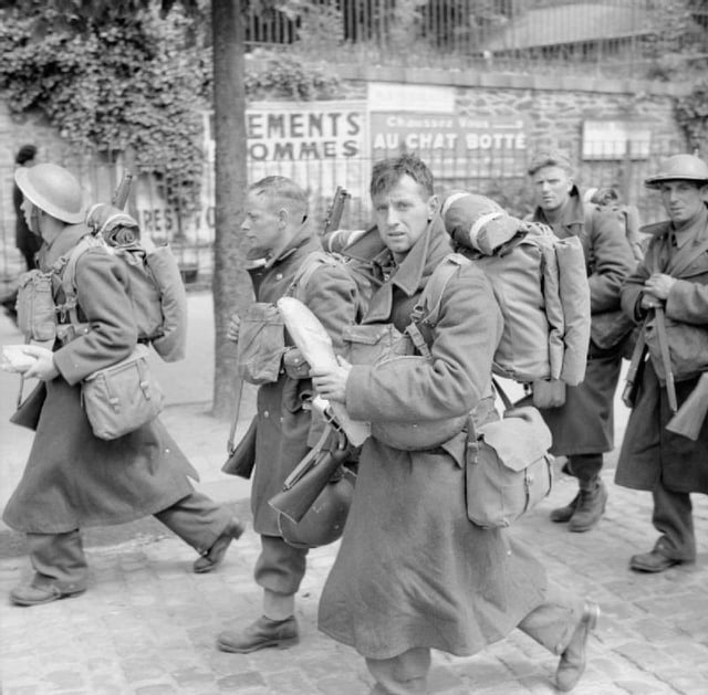 British troops on their way to the port at Brest during the evacuation from France, June 1940
