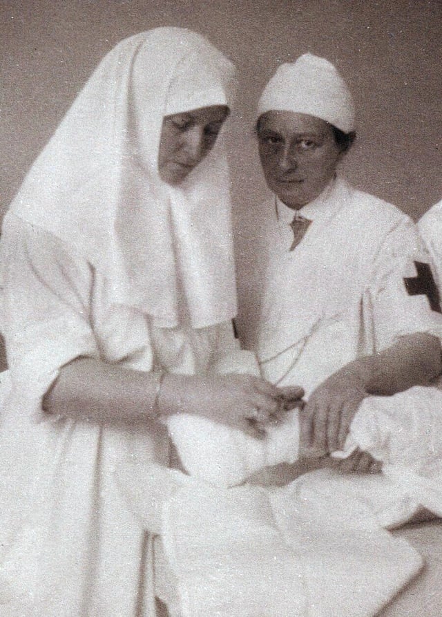 Alexandra with Vera Gedroitz, 1915