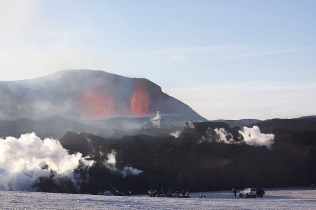 People observing the first fissure at Fimmvörðuháls