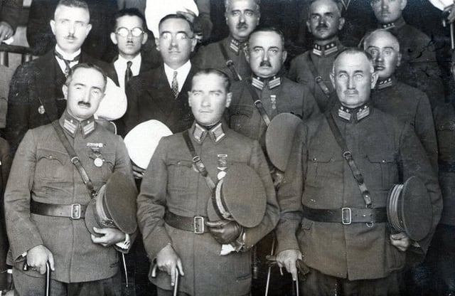 Founder, President of Turkey, and Commander-in-chief of Turkish Armed Forces Mareşal Mustafa Kemal Pasha (center), General Mehmet Emin Pasha (left), General Ali Sait Pasha (right) at İnebolu in 1925.