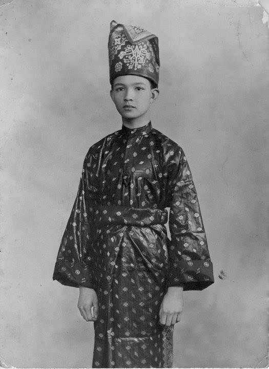 Tengku Abd Aziz, the Prince of Terengganu in a classical formal Malay attire. (c. 1920)