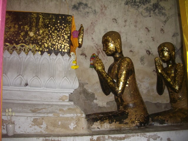 Mahākāśyapa pays respect to the Buddha's body; Wat Intharam, Bangkok, Thailand)
