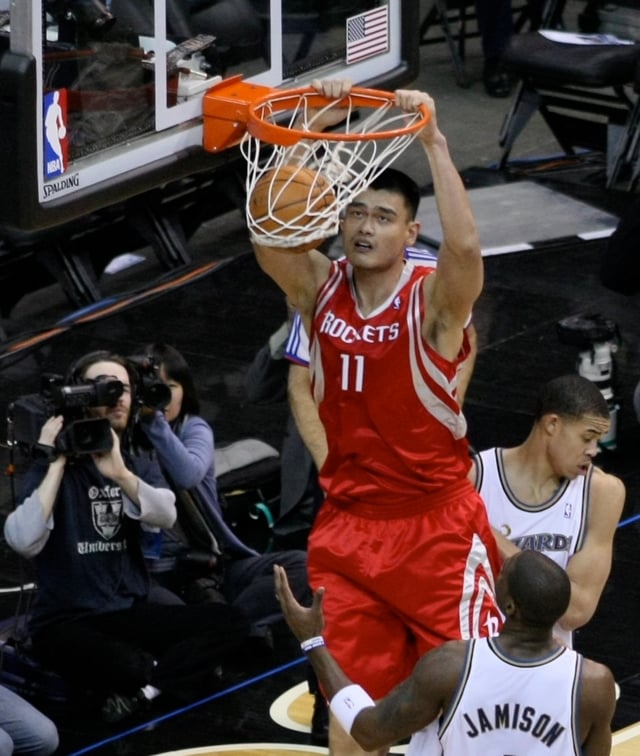 Yao advanced to the second round of the playoffs for the only time in his career in 2009.