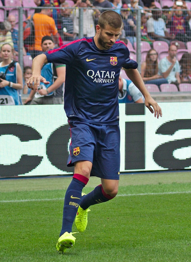 Piqué warming up for Barcelona in August 2014