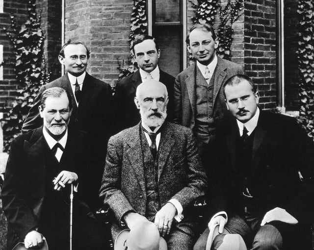 Group photo 1909 in front of Clark University. Front row: Sigmund Freud, Granville Stanley Hall, Carl Jung; back row: Abraham A. Brill, Ernest Jones, Sándor Ferenczi