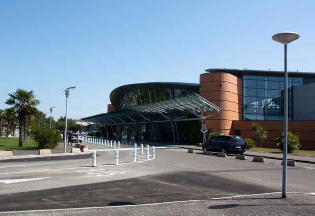 Pau-Pyrénées International Airport