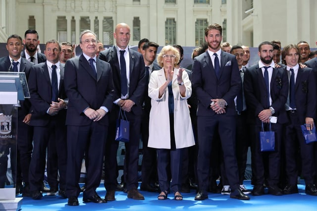 Zidane, with his Real Madrid players, standing to the right of Madrid mayor Manuela Carmena after Real had won their 33rd La Liga title, May 2017
